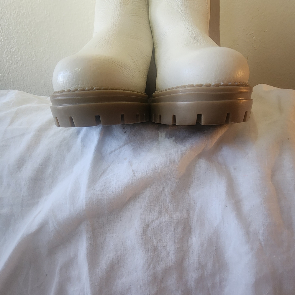 Elegant Cream Ankle Boots Used - Picture 4 of 9